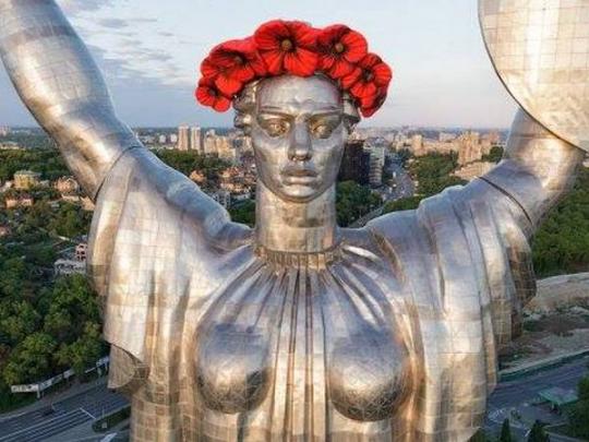 Киевская Родина-мать надела венок из маков (фото)