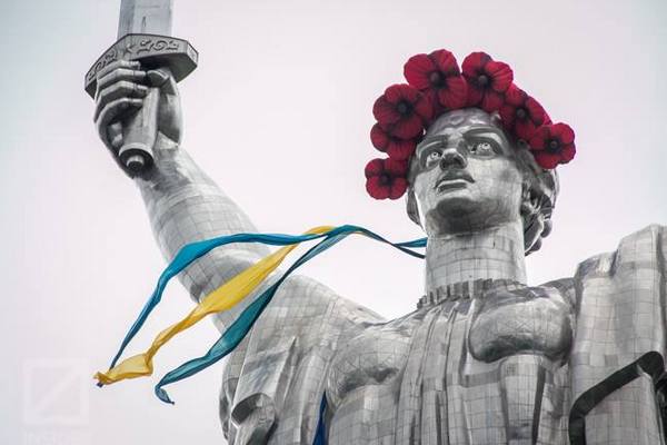 Киевская Родина-мать надела венок из маков (фото)