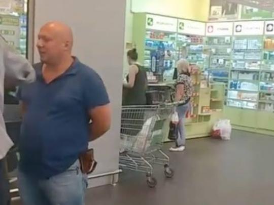 Круглосуточный домашний арест: догхантера Святогора заметили в киевском супермаркете с женщиной