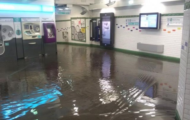 Ливень затопил улицы и метро в Париже