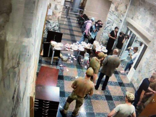 Ломали мебель и бросали мусор: в здании НАБУ в Киеве устроили погром