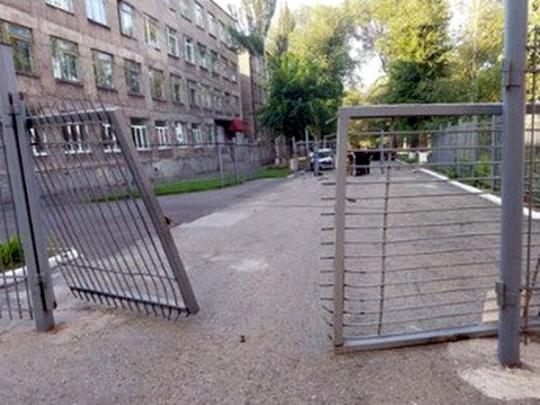 На Донбассе мужчина протаранил ворота СБУ