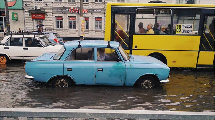 Непогода в Днепре: ливнем затоплены улицы, не работают светофоры (фото)