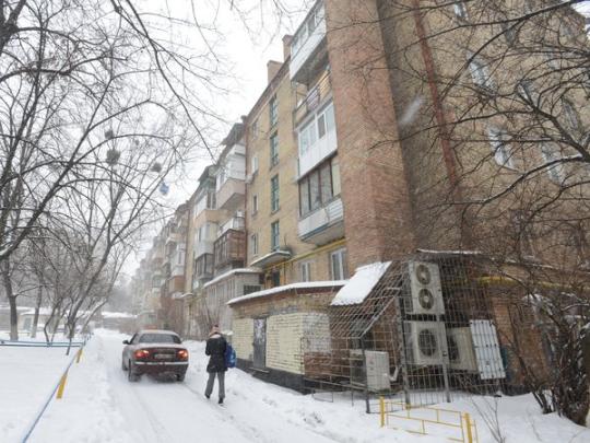 Осторожно: сосульки! В Киеве с крыш падают глыбы льда