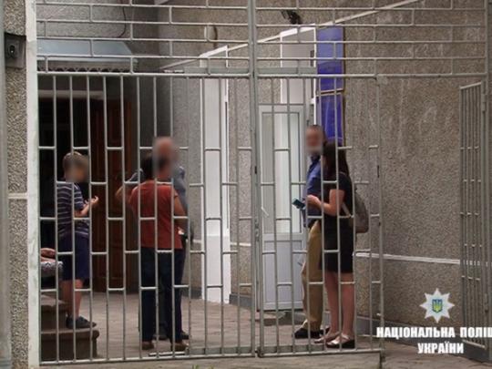 Посадила на цепь: дети сбежали от избивавшей их матери