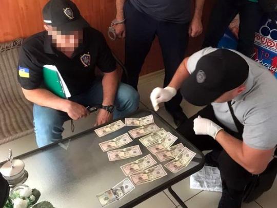 Таможенник попался на взятке за пропуск 13 машин на евробляхах