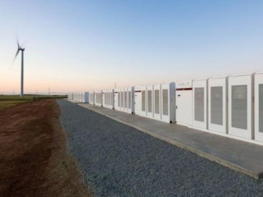 Tesla запустила самый большой в мире аккумулятор