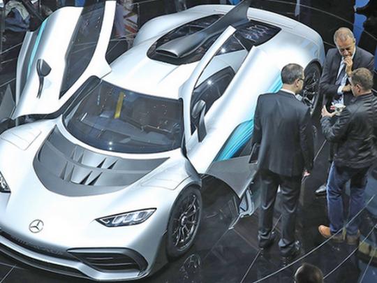 Уже в 2019 году компания MERCEDES начнет серийно выпускать оснащенный пятью двигателями гиперкар MERCEDES стоимостью 2 миллиона 275 тысяч евро