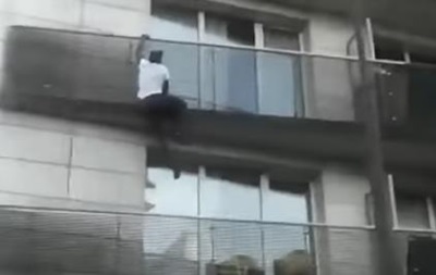 В Париже мигрант спас ребенка от падения