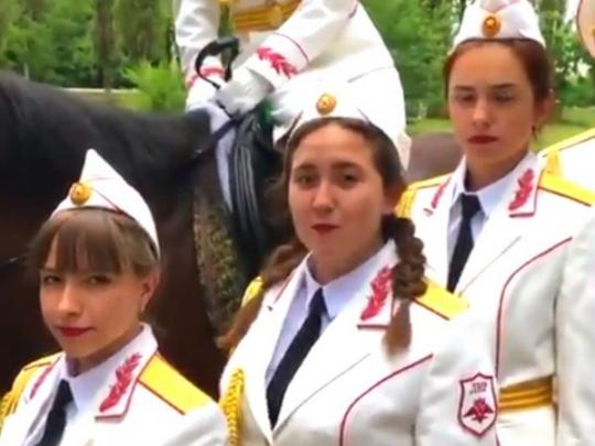 В сети высмеяли донецких девочек в погонах, поздравляющих главаря ДНР