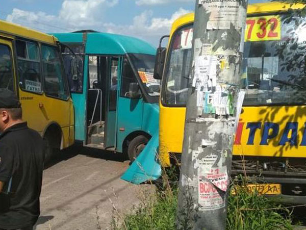В Вишневом под Киевом столкнулись сразу три маршрутки, пострадали люди (фото)