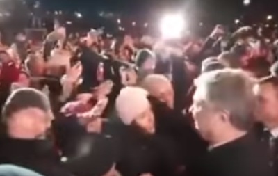 Порошенко в толпе снял шапку с девушки