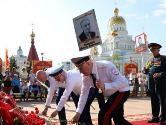Не поделили деда: в России странно объяснили курьез на акции Бессмертный полк (фото)