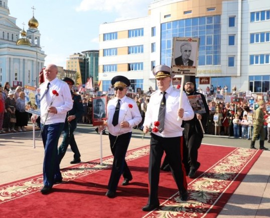 Не поделили деда: в России странно объяснили курьез на акции Бессмертный полк (фото)