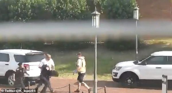 Смеющийся убийца: что известно о парне, расстрелявшем студентов университета в США (фото, видео) Смеющийся убийца: что известно о парне, расстрелявшем студентов университета в США (фото, видео)