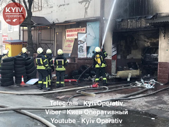 В Киеве сгорела СТО с автомобилями: первые фото и видео с места ЧП