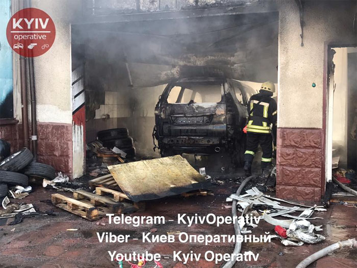 В Киеве сгорела СТО с автомобилями: первые фото и видео с места ЧП