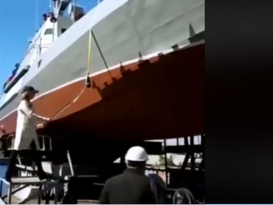 В Киеве спустили на воду новый артиллерийский катер для ВМС ВСУ (видео)