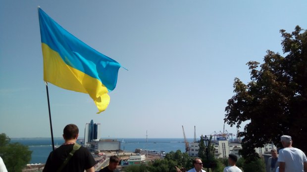 28-метровий прапор України з розмахом розгорнули в Одесі: яскраві фото