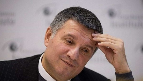 Аваков не хоче у відставку: фасадна демократія міністра внутрішніх справ