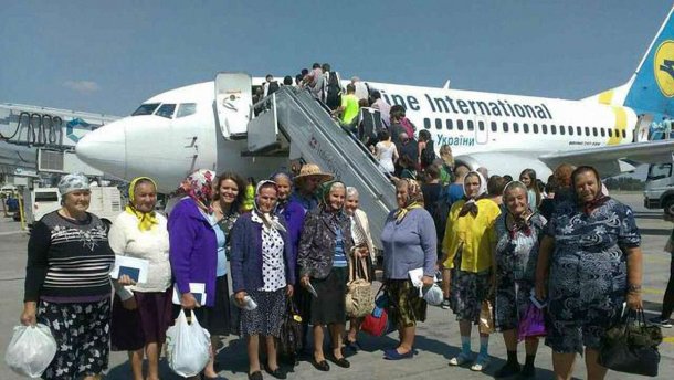 Безвізові бабусі повернулись додому та розповіли про свої гастролі в Угорщині