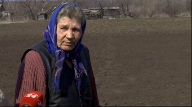 Бойовики зухвало обстріляли мирних мешканців у селі Травневе: фото- і відеорепортаж 24 каналу