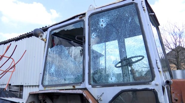 Бойовики зухвало обстріляли мирних мешканців у селі Травневе: фото- і відеорепортаж 24 каналу