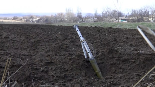 Бойовики зухвало обстріляли мирних мешканців у селі Травневе: фото- і відеорепортаж 24 каналу