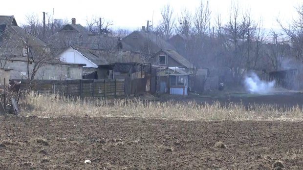 Бойовики зухвало обстріляли мирних мешканців у селі Травневе: фото- і відеорепортаж 24 каналу