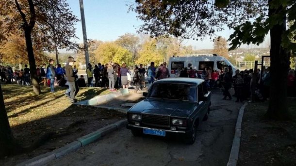 Через витівку 14-річної учениці зі школи в Запоріжжі евакуювали 350 дітей: фото, відео