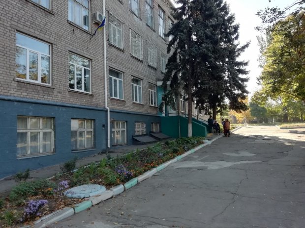 Через витівку 14-річної учениці зі школи в Запоріжжі евакуювали 350 дітей: фото, відео
