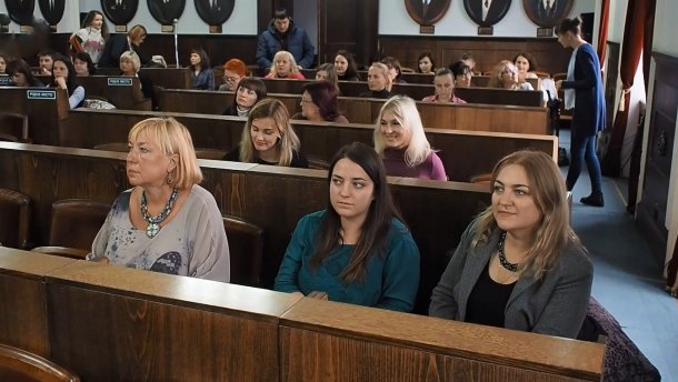 Чернівецькі чиновники наважилися перевірити своє знання української мови