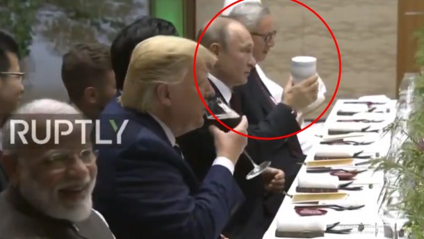 Дід вже зовсім параноїк: Путін прийшов на саміт G20 зі своїм термосом – відео