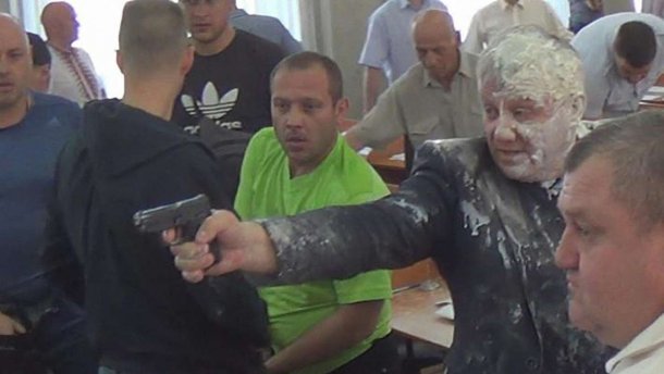 Депутат влаштував стрілянину на сесії міськради Нікополя: фото і відео