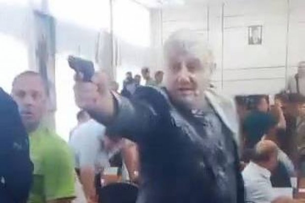 Депутат влаштував стрілянину на сесії міськради Нікополя: фото і відео