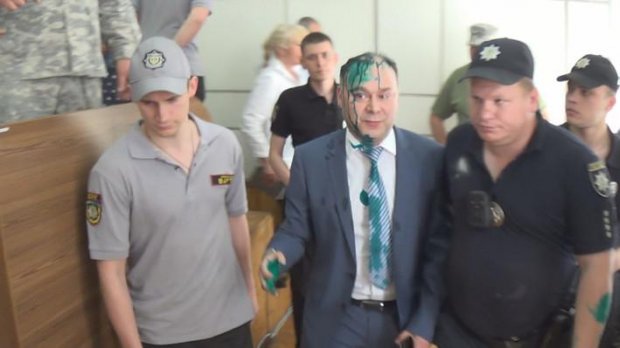Депутат влаштував стрілянину на сесії міськради Нікополя: фото і відео