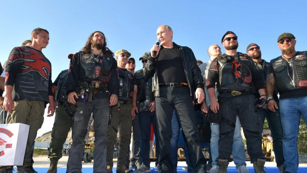 Еще правит, но уже не управляет, или Бегство Путина от протестов в Москве
