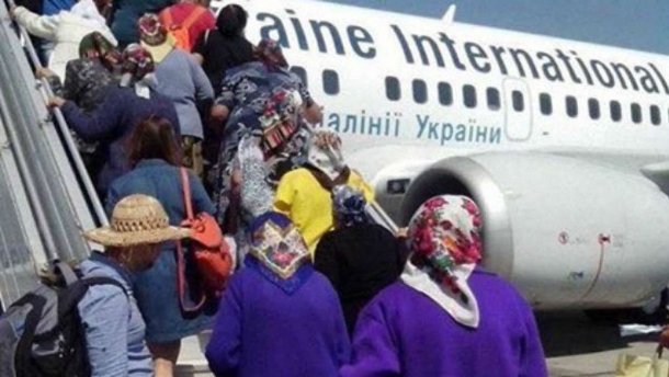 Фото з бабусями у Борисполі: в мережі розповіли, куди ж летіли пенсіонерки