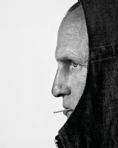 Харизматичний Вуді Харрельсон покурив косяк на обкладинці Esquire