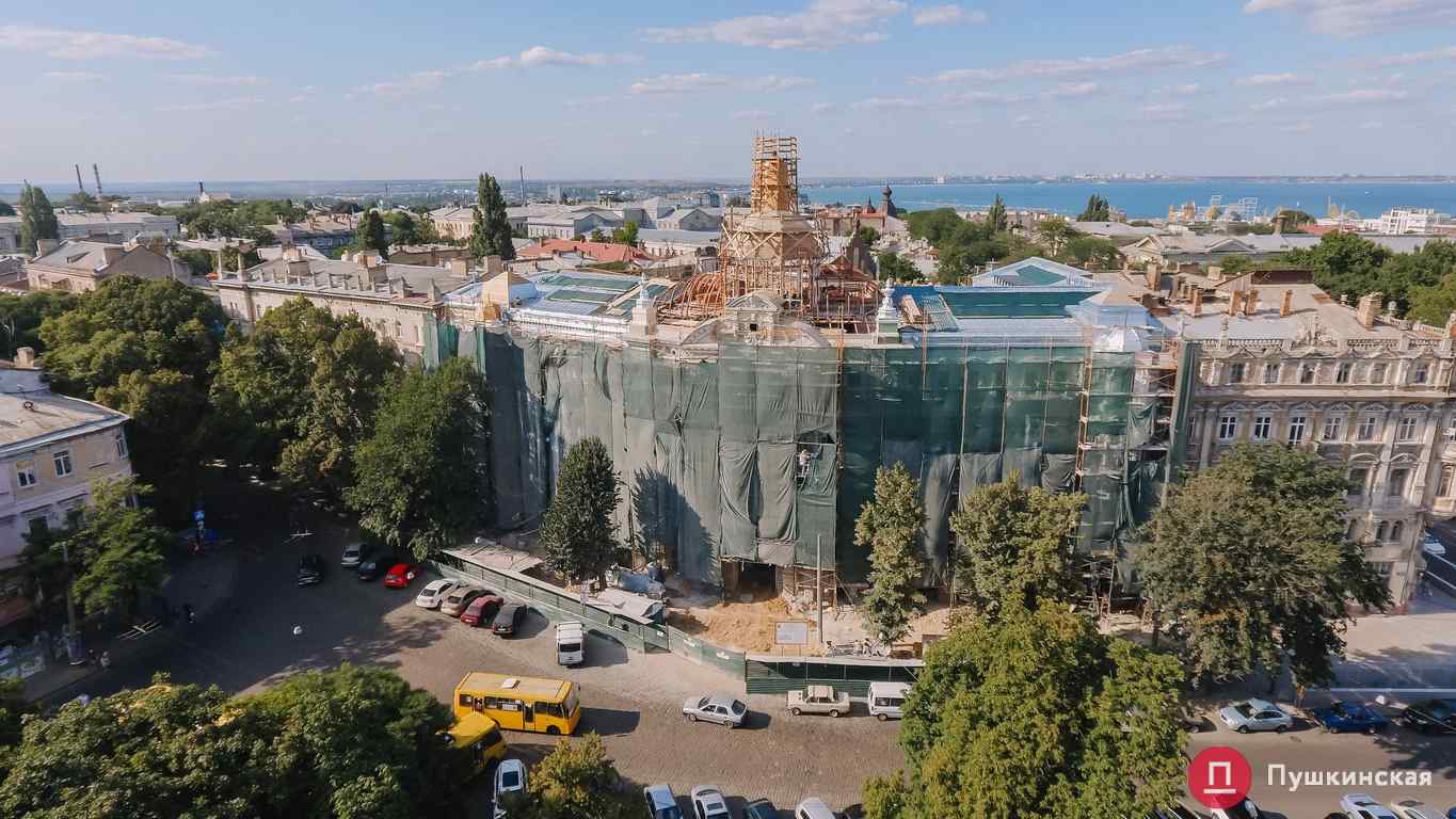 Ко Дню города отреставрированный фасад Дома Руссова откроют не полностью. Фото