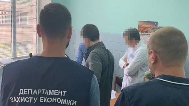 Лікарям, які вимагали величезні хабарі від онкохворих, повідомили про підозру: відео