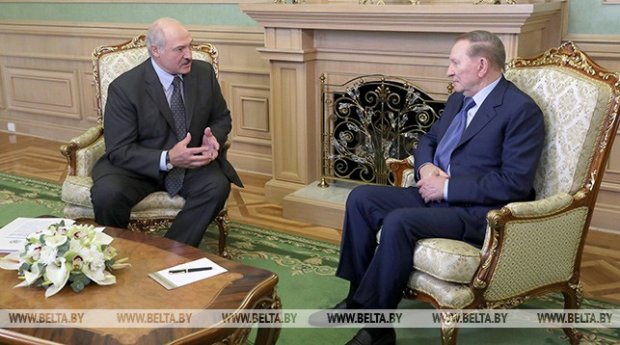 Лукашенко тепло зустрів Кучму в Мінську