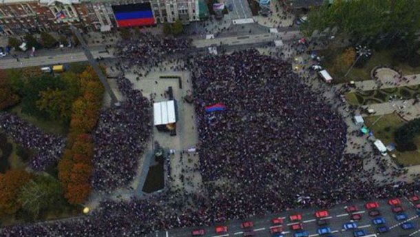Майстри фотошопу. В ДНР домалювали тисячі людей, що радіють прапору