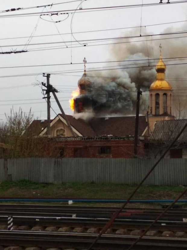 На Харківщині згорів храм УПЦ МП (відео)