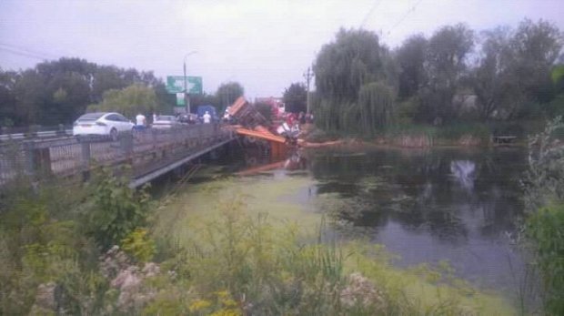 На Хмельниччині фура із зерном злетіла з мосту: фото