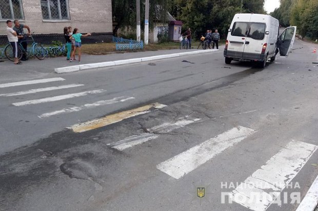 На Хмельниччині водій збив жінку з немовлям на візочку