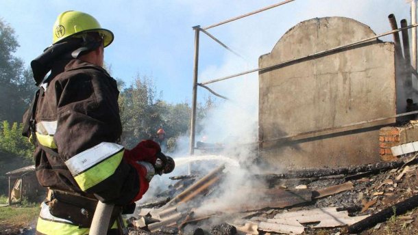 На Хмельниччині вогнеборці ліквідували пожежу у придорожньому кафе