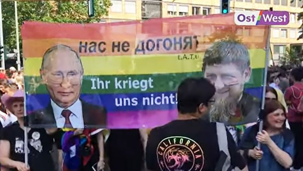 На ЛГБТ-марш у Берліні принесли прапор з Путіним і Кадировим