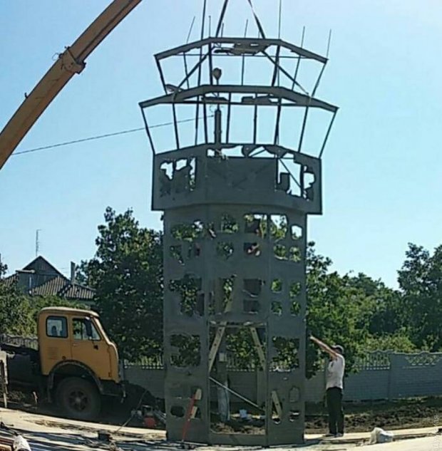 На Одещині встановлюють памятник у вигляді Донецького аеропорту: фото