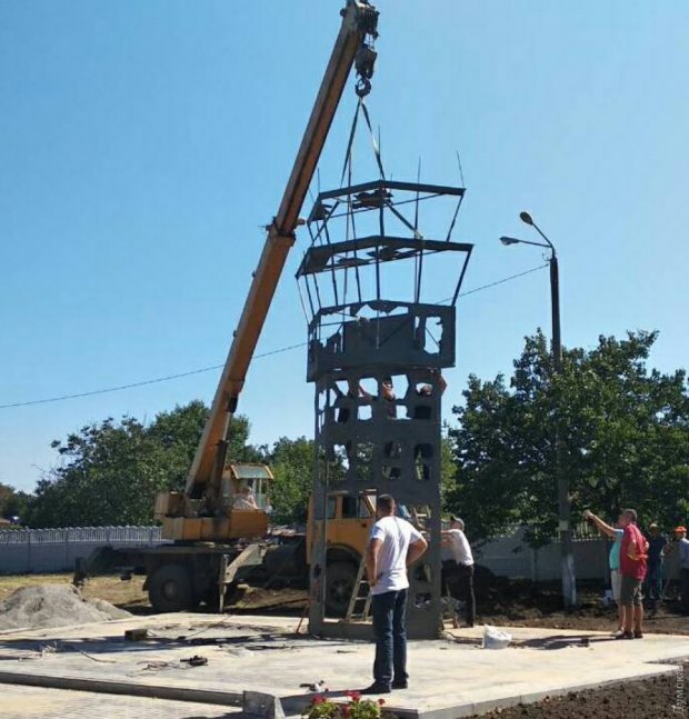 На Одещині встановлюють памятник у вигляді Донецького аеропорту: фото
